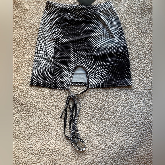 Ego- High Waist Mono Crome Bodycon Skirt, available in US 2 & US 4. - Picture 3 of 7